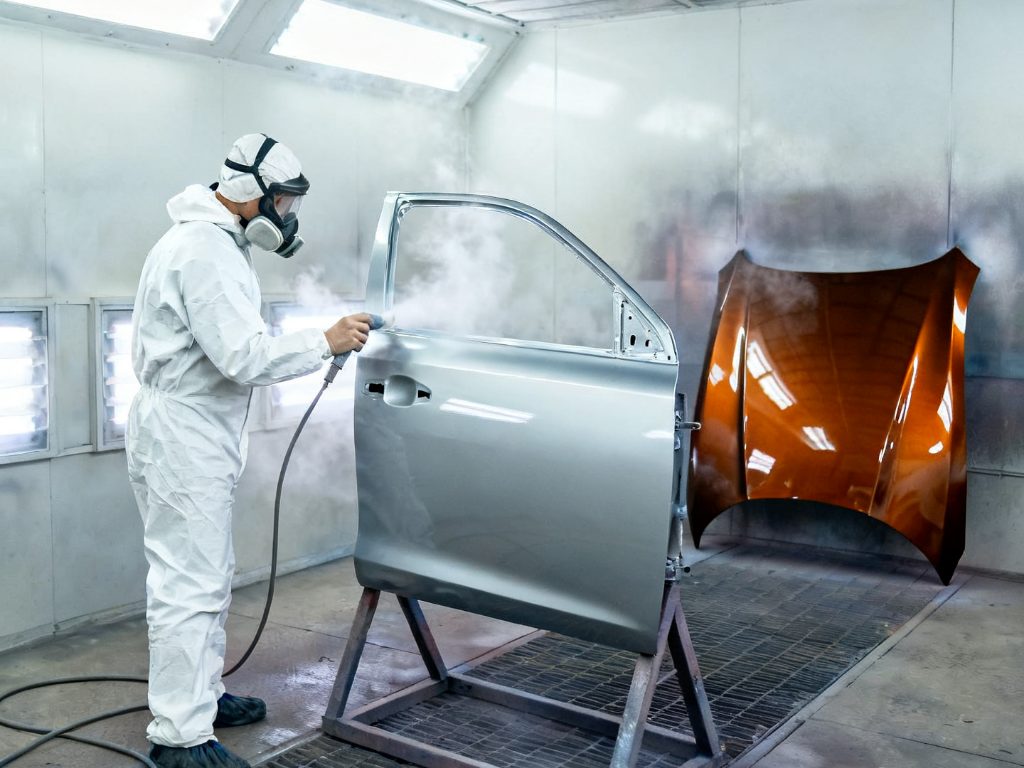 Cabine de peinture — vernis sur une porte